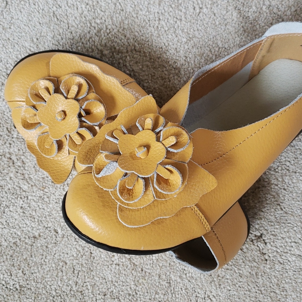 NWT Comfy and cute flats